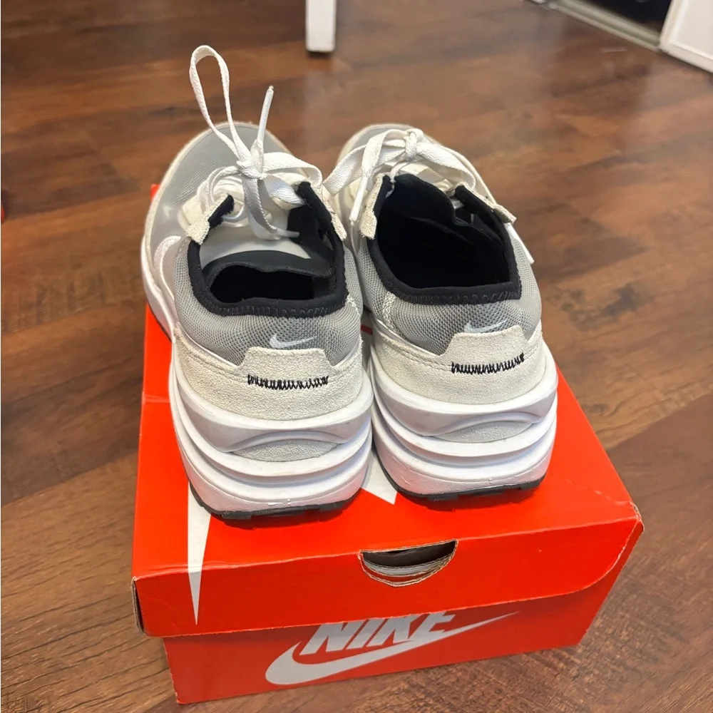 Nike - Picture 4 of 10